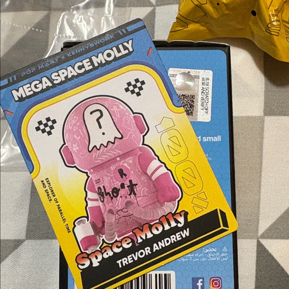 POP MART Mega Space Molly Series 4 - Trevor Andrew - Picture 4 of 5